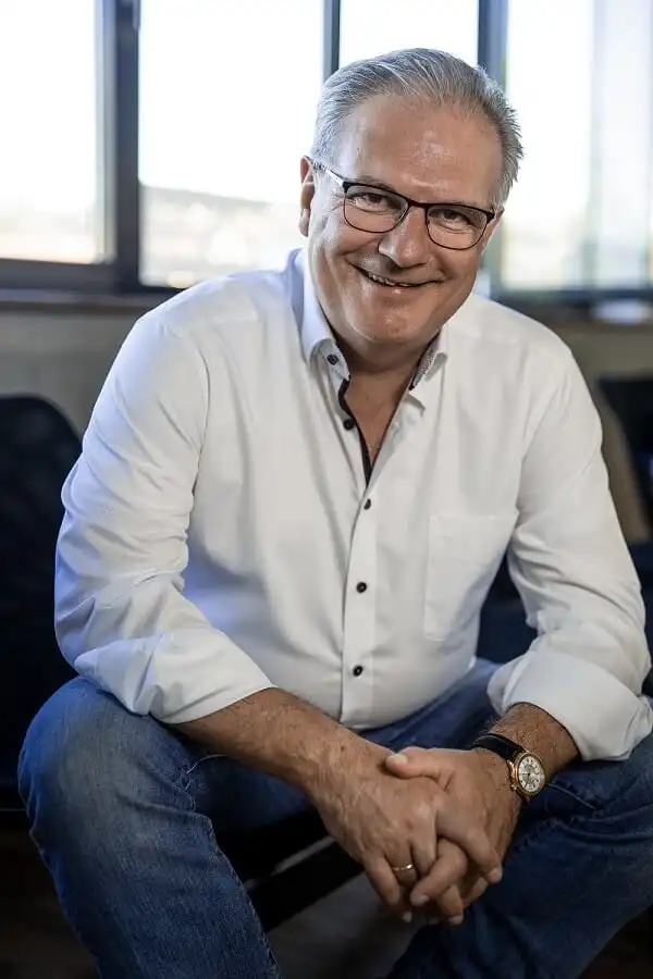 joachim farkas foto von person mit weissem hemd brille und uhr er ist der geschfätsführer